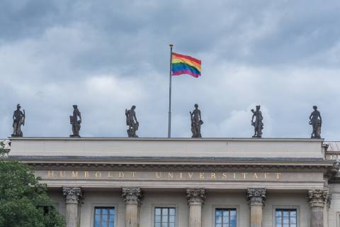 Humboldt-Universität, Hauptgebäude Unter den Linden 6, mit Regenbogenflagge.
Photo: privat.
